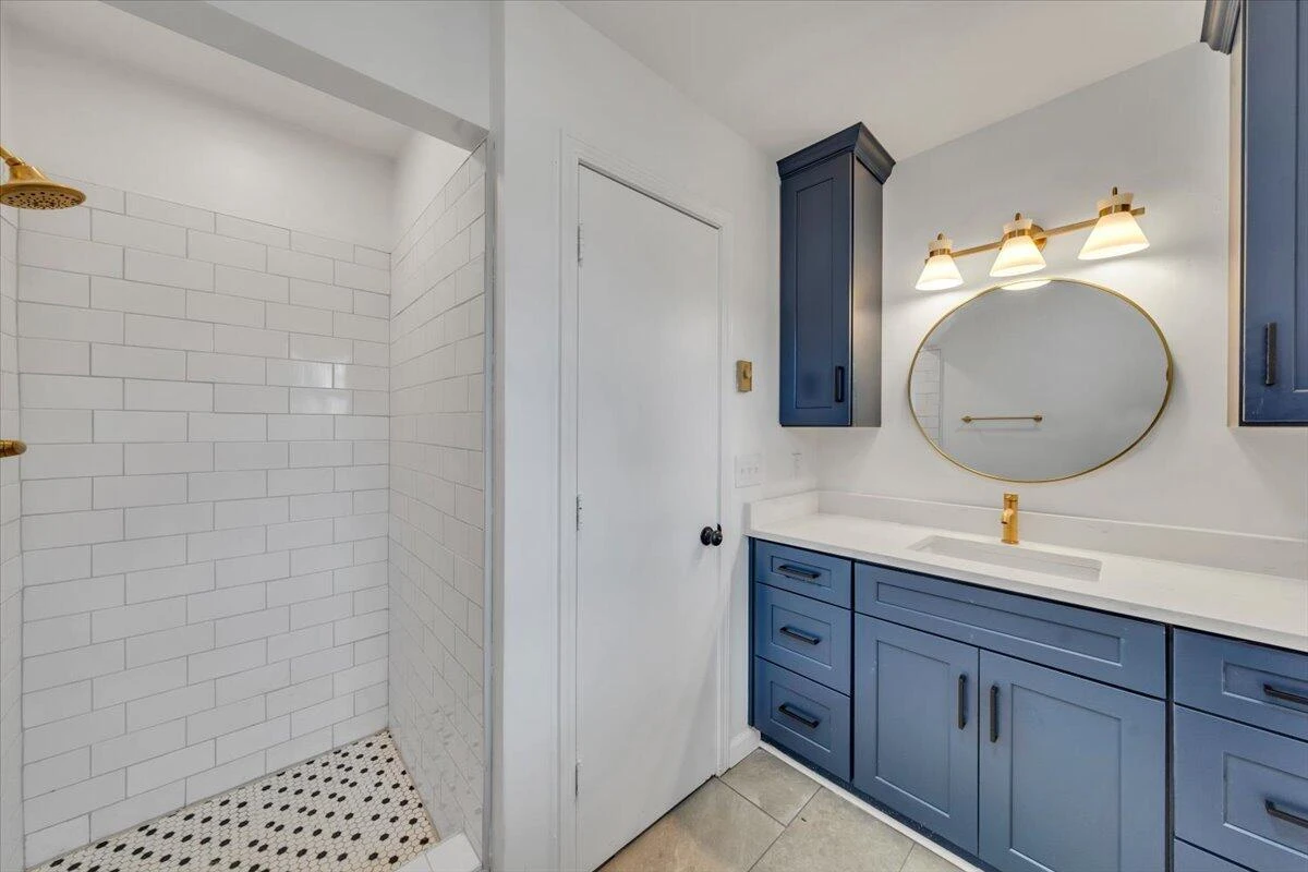 2049 Surrey LN - Photo 41