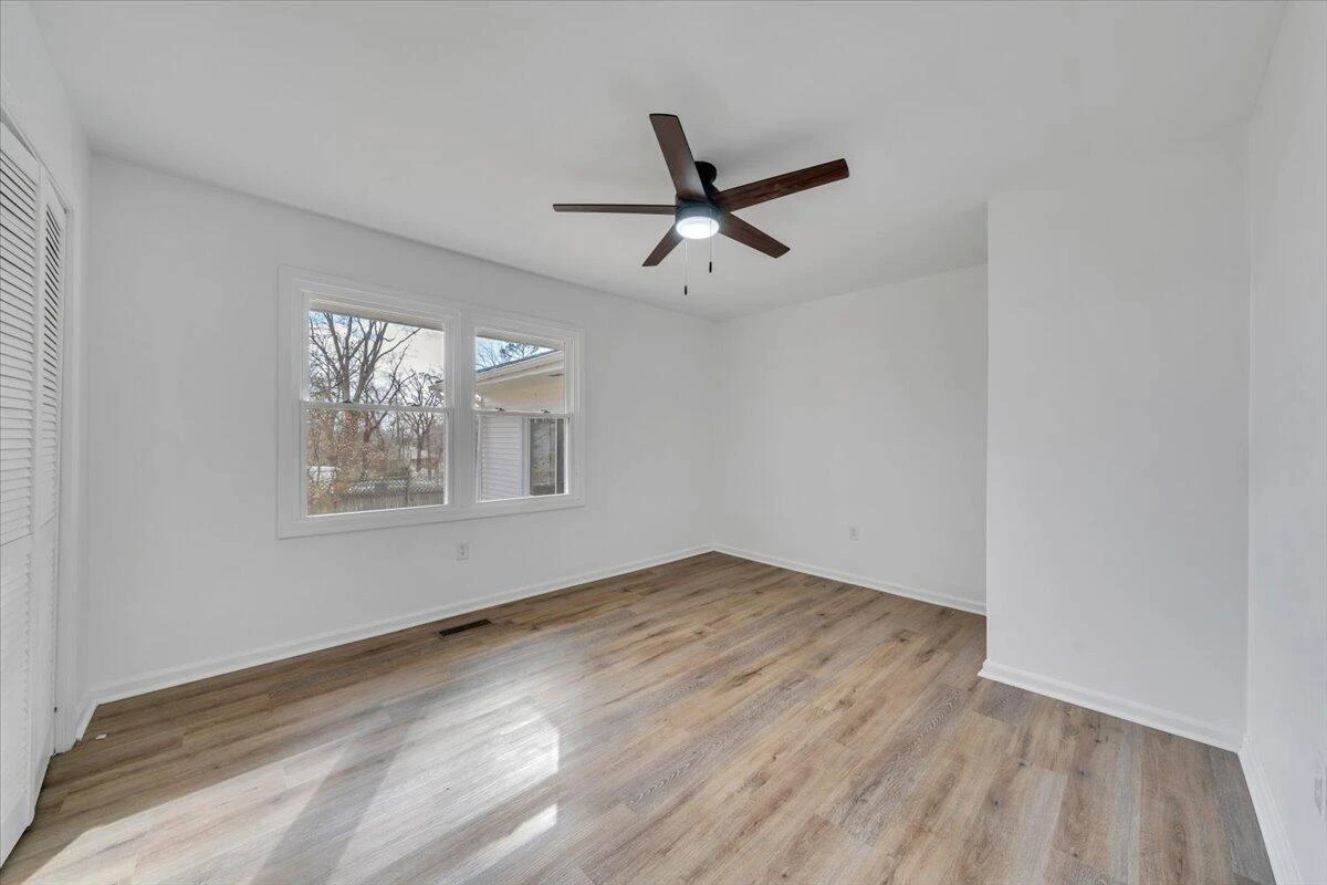 2049 Surrey LN - Photo 44