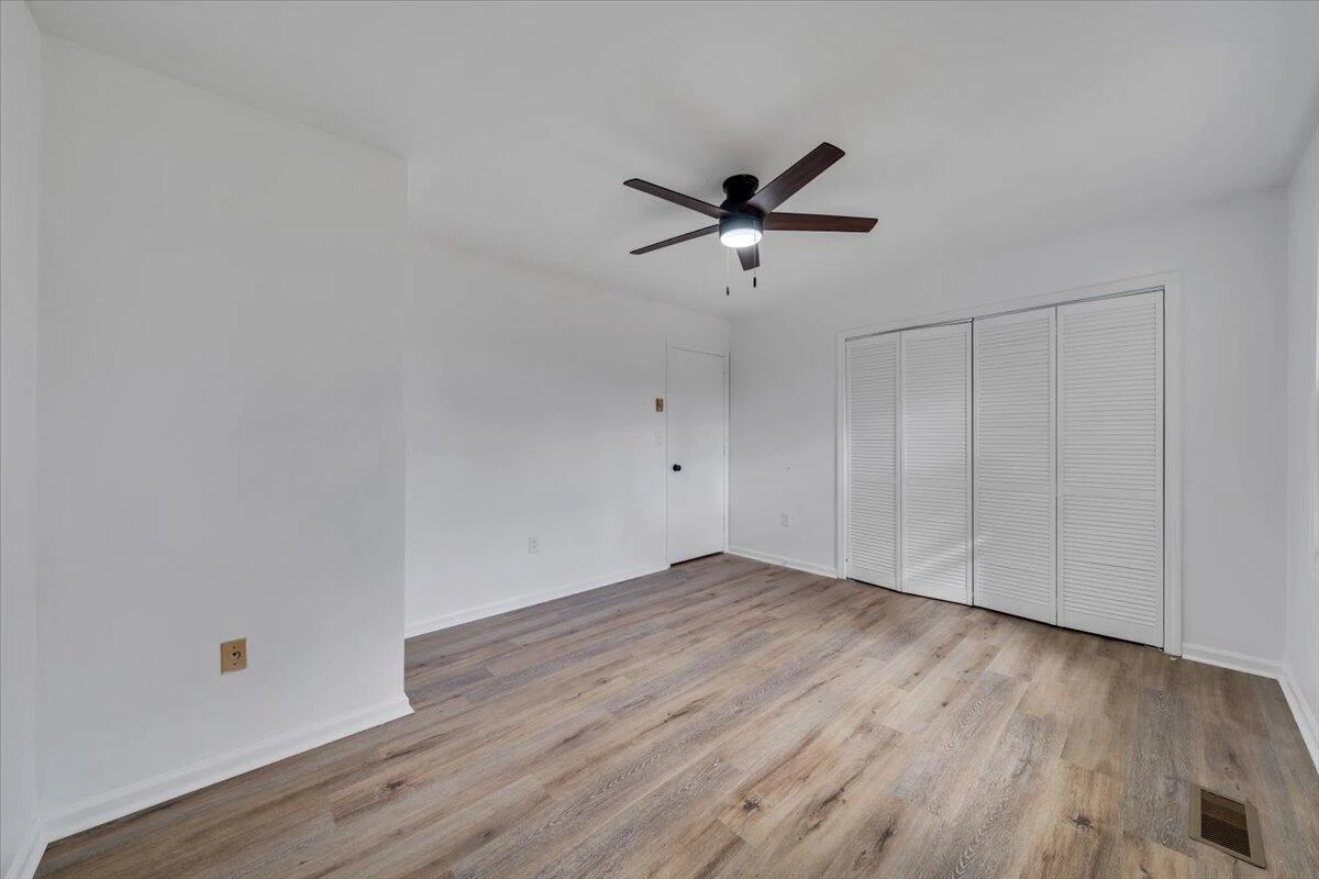 2049 Surrey LN - Photo 45