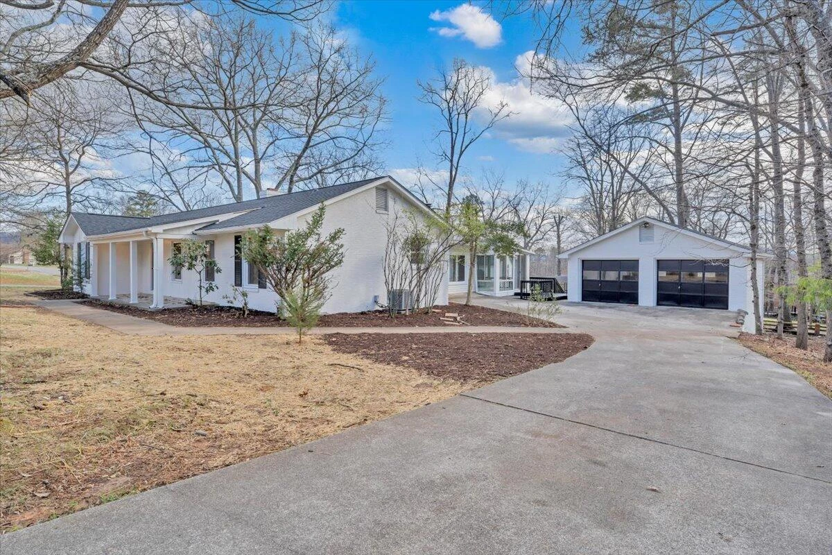 2049 Surrey LN - Photo 5