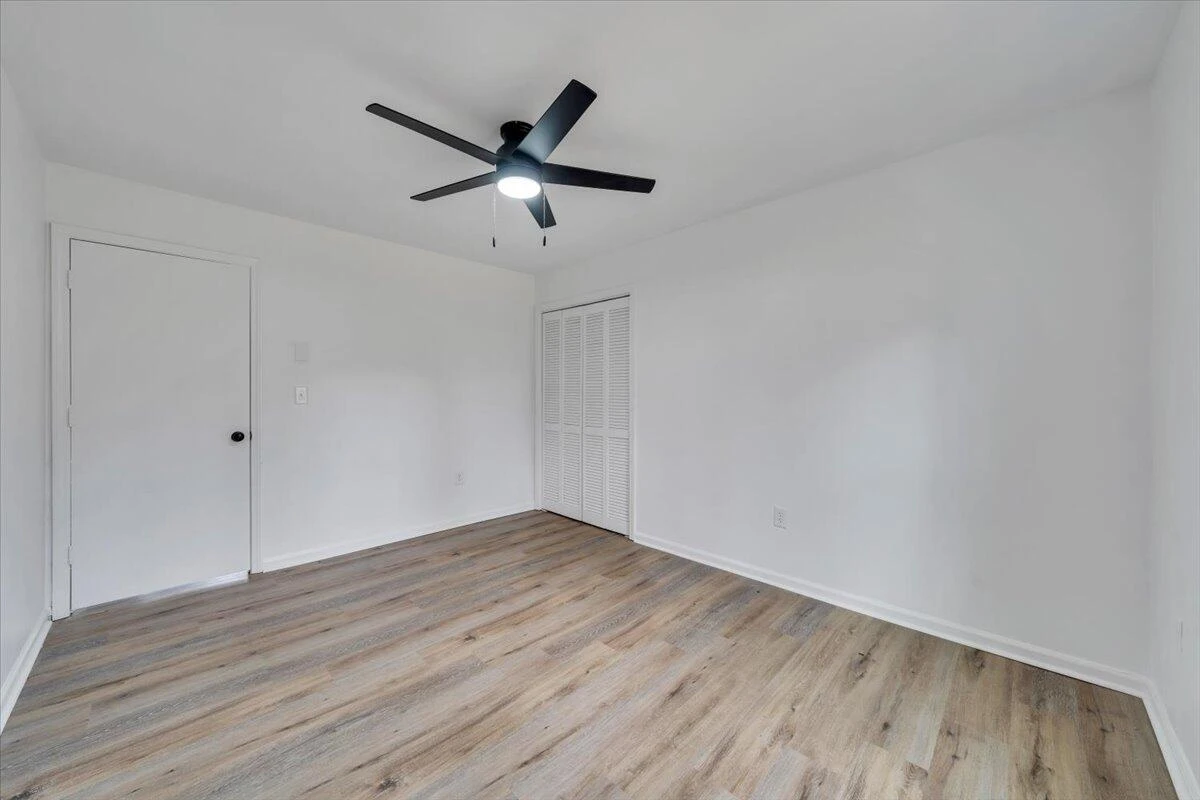 2049 Surrey LN - Photo 51