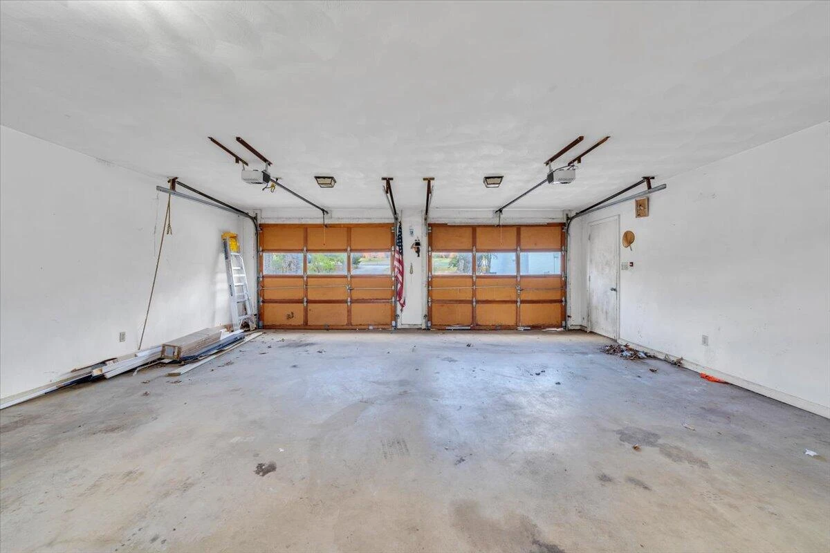 2049 Surrey LN - Photo 55