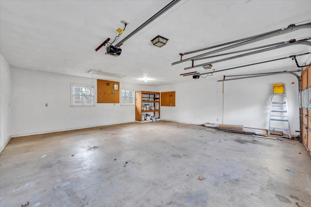 2049 Surrey LN - Photo 56