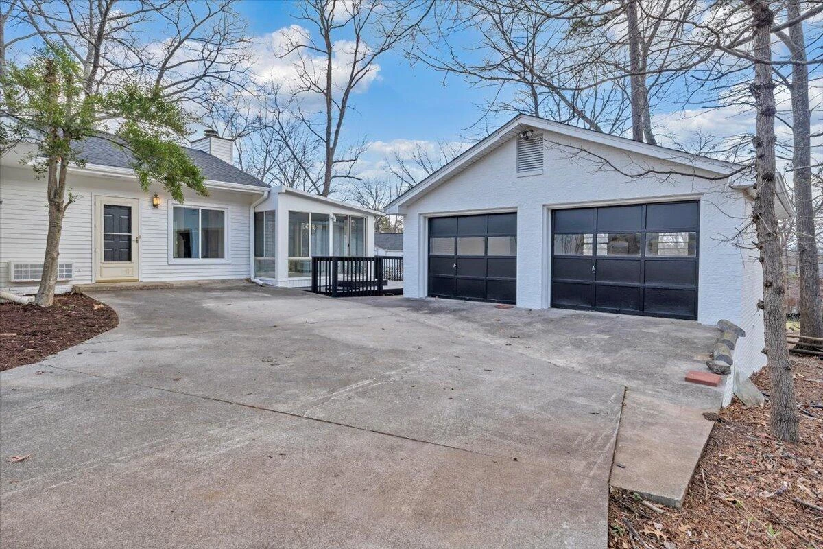 2049 Surrey LN - Photo 57