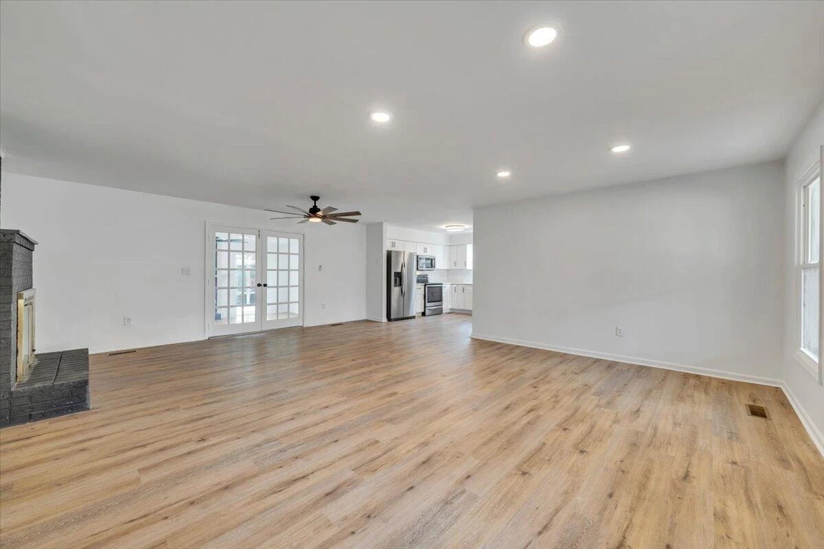 2049 Surrey LN - Photo 8