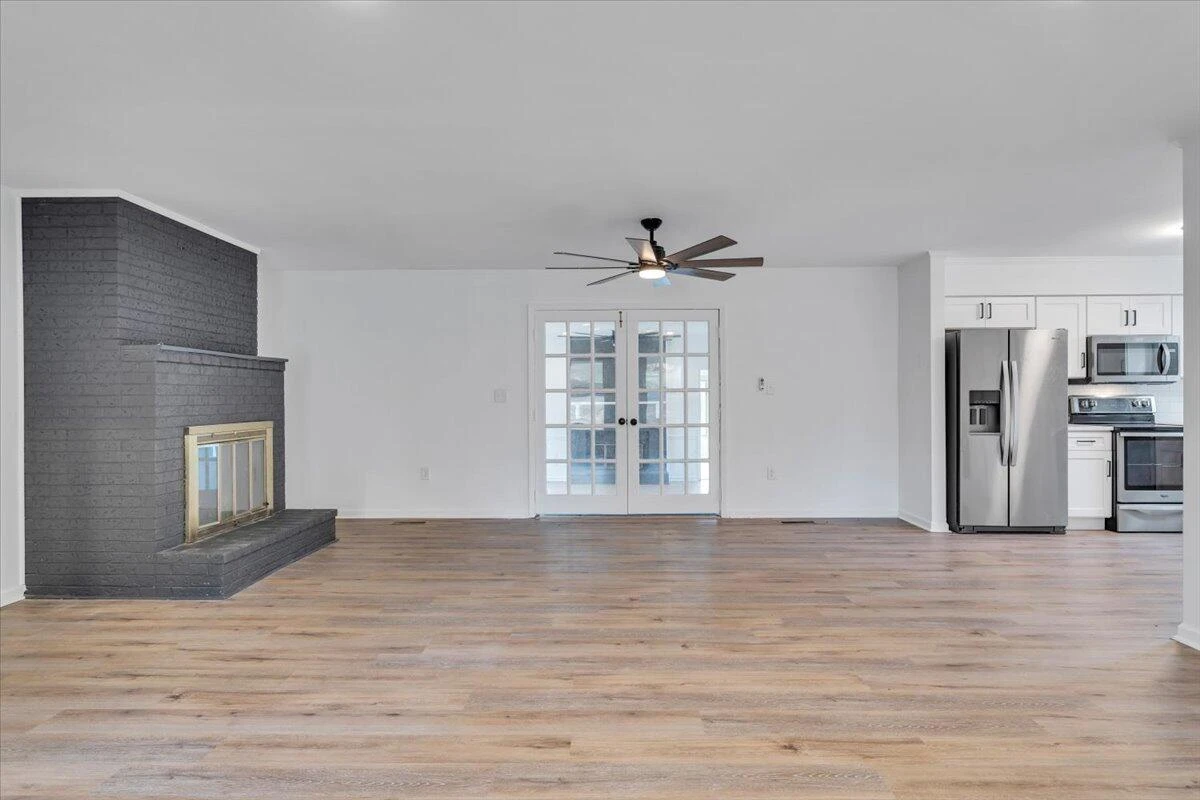 2049 Surrey LN - Photo 9