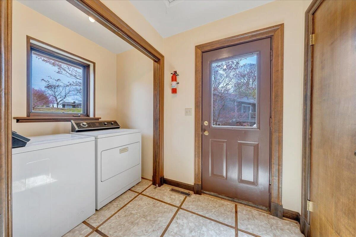 957 Lakemount DR - Photo 32