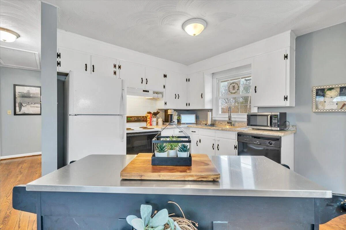 5907 Darby RD - Photo 8