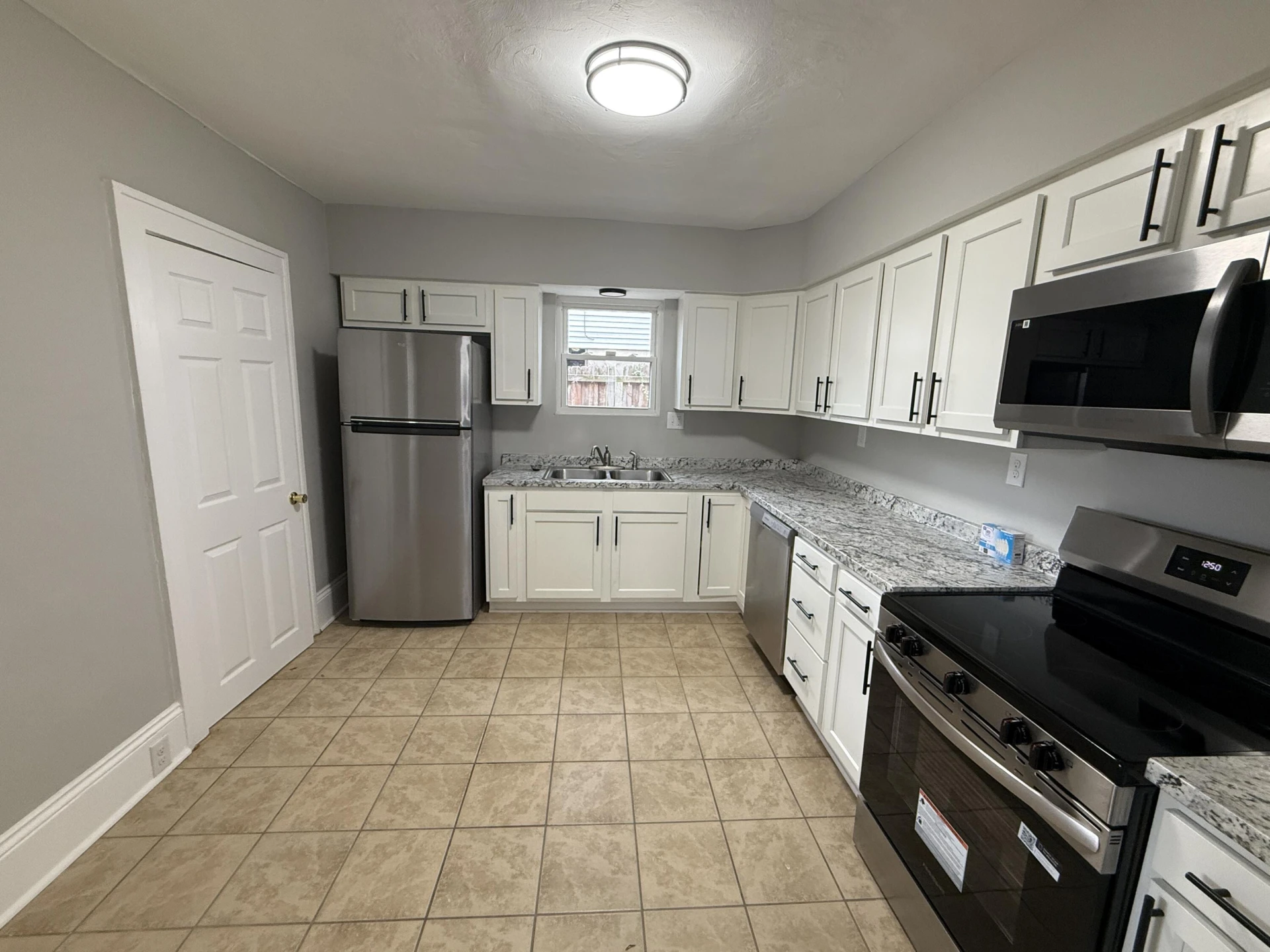 1021 Pechin AVE SE - Photo 11