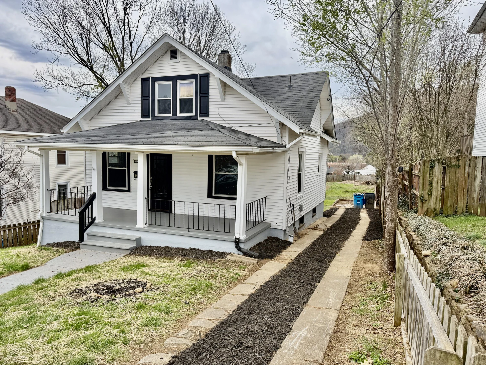 1021 Pechin AVE SE - Photo 2