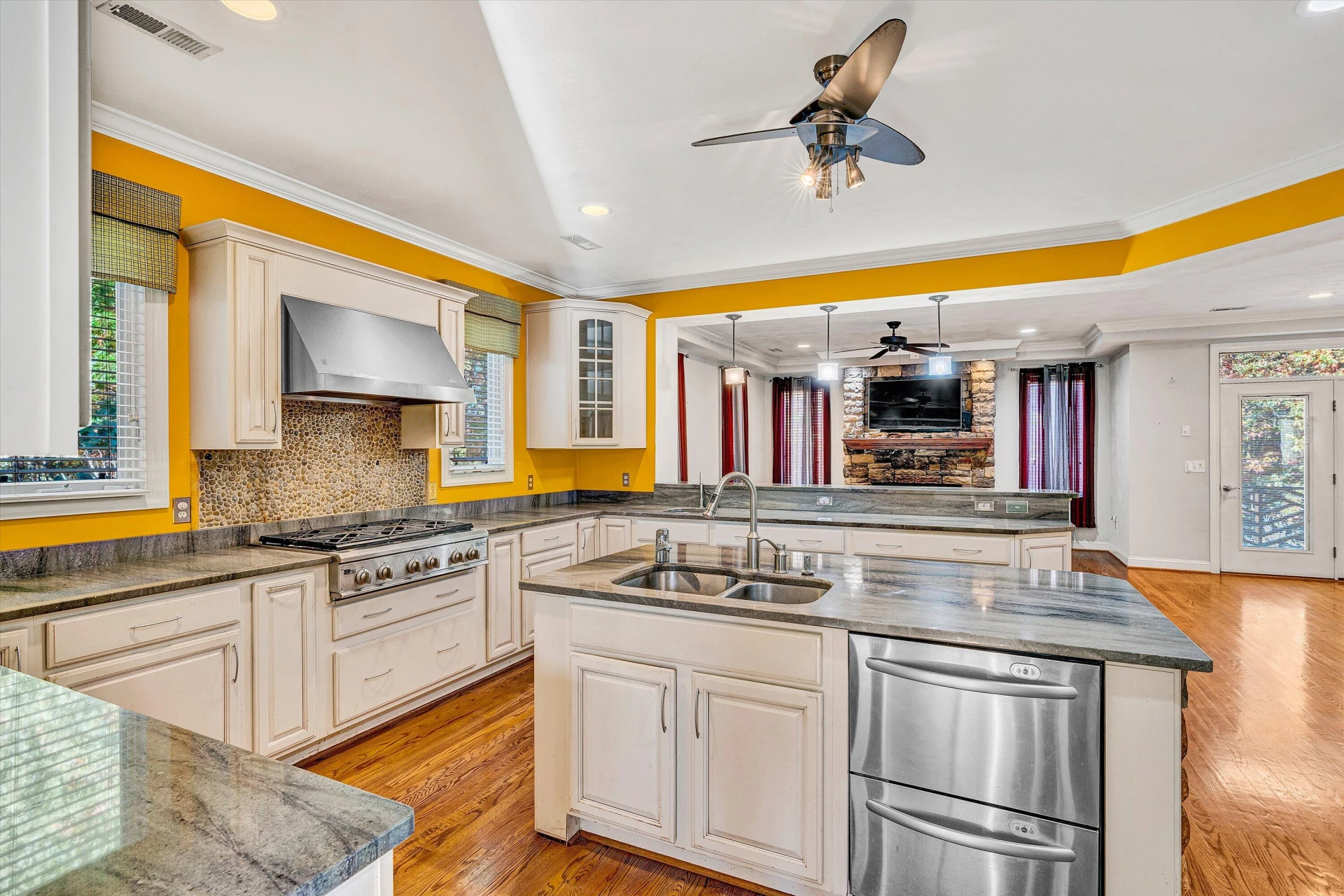 1721 Walden CIR - Photo 28