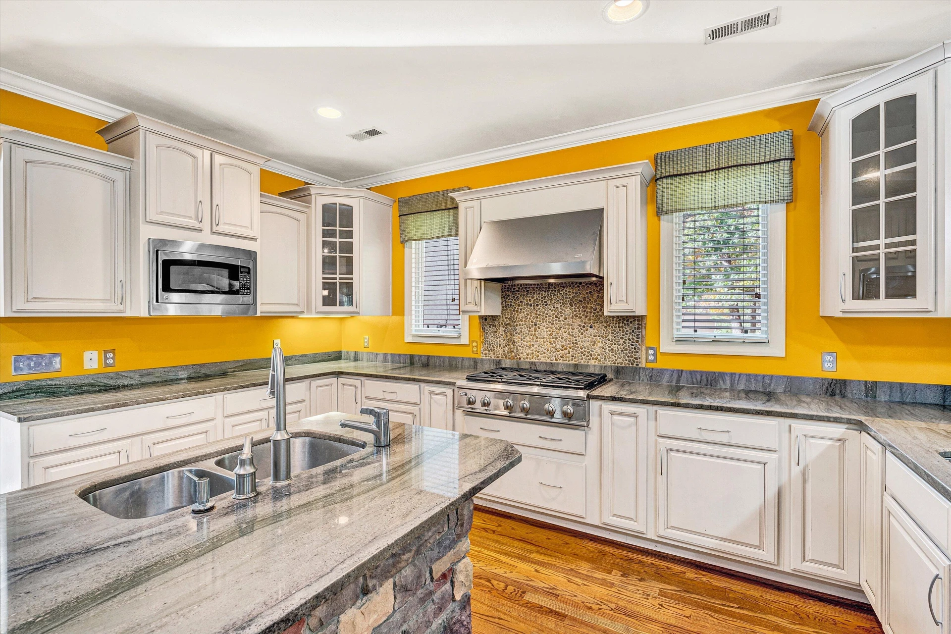 1721 Walden CIR - Photo 31