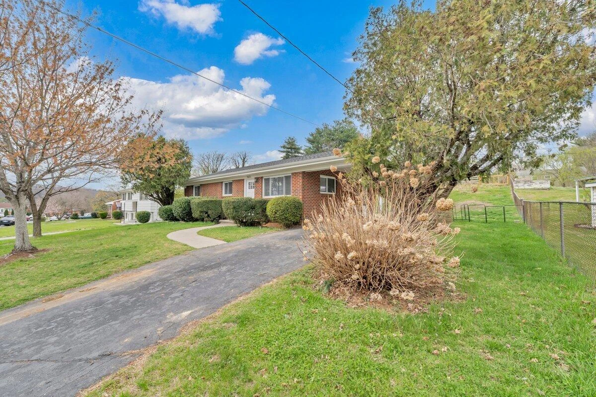 3807 Troutland AVE NW - Photo 35