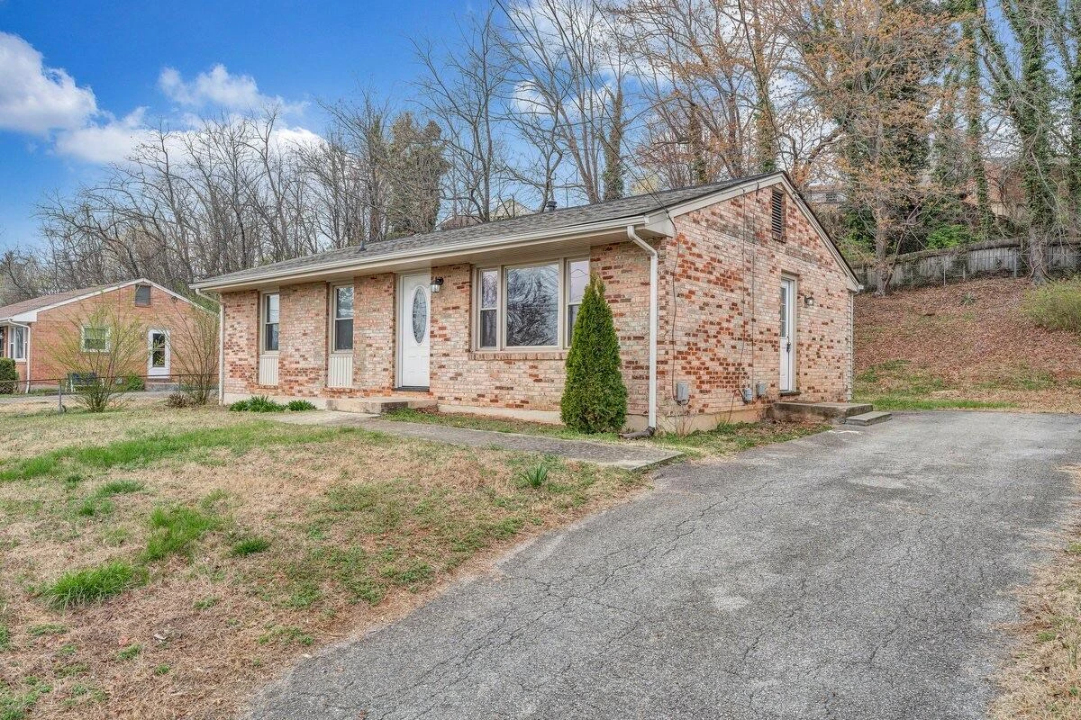 756 Kenyon RD - Photo 3