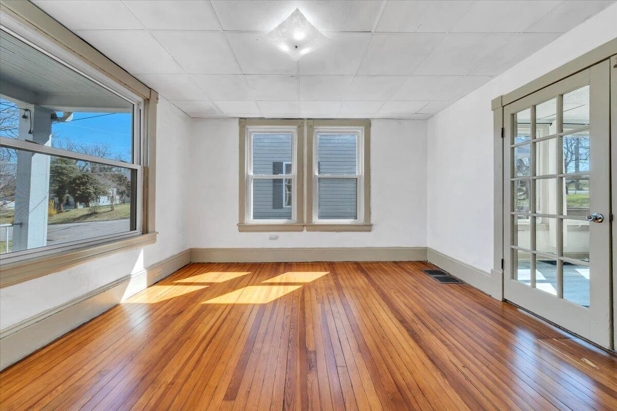421 Jefferson AVE - Photo 10