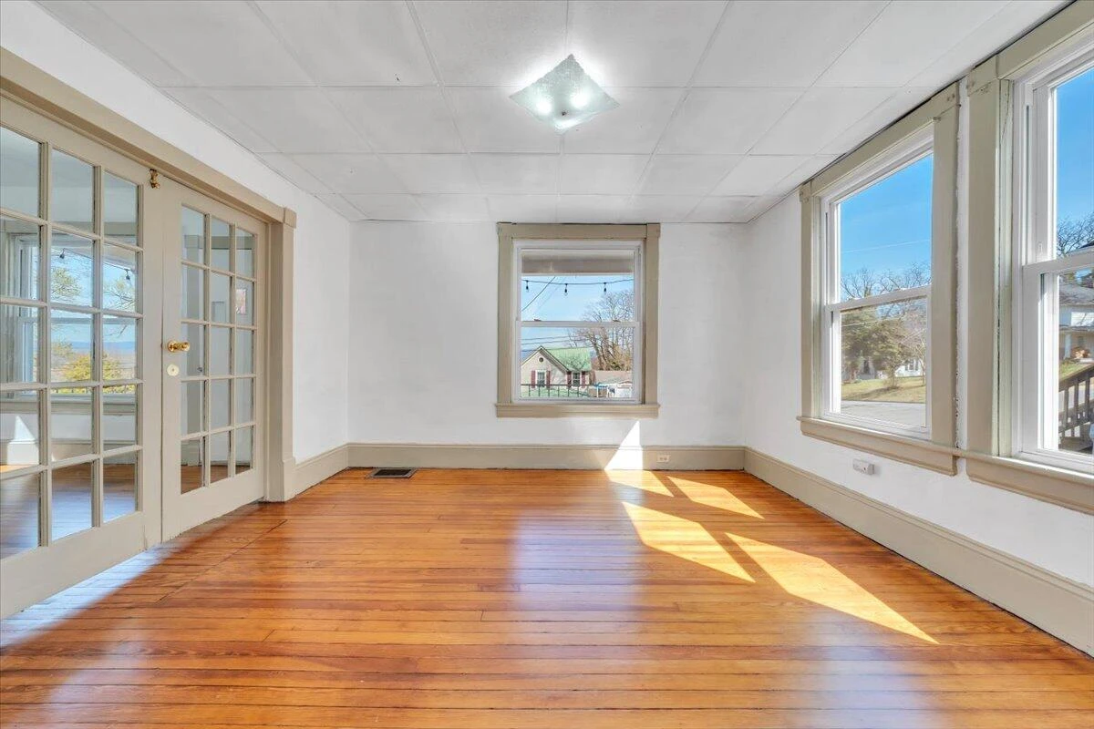 421 Jefferson AVE - Photo 11