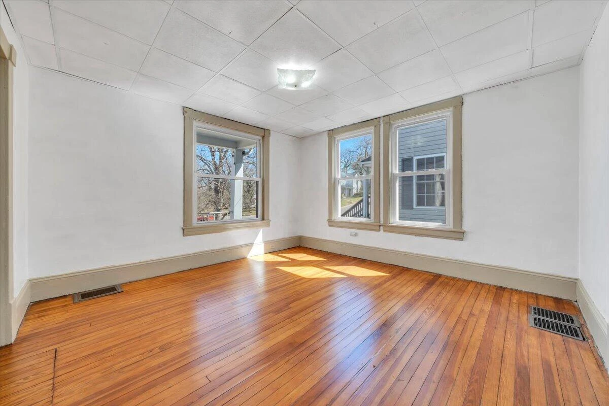 421 Jefferson AVE - Photo 12