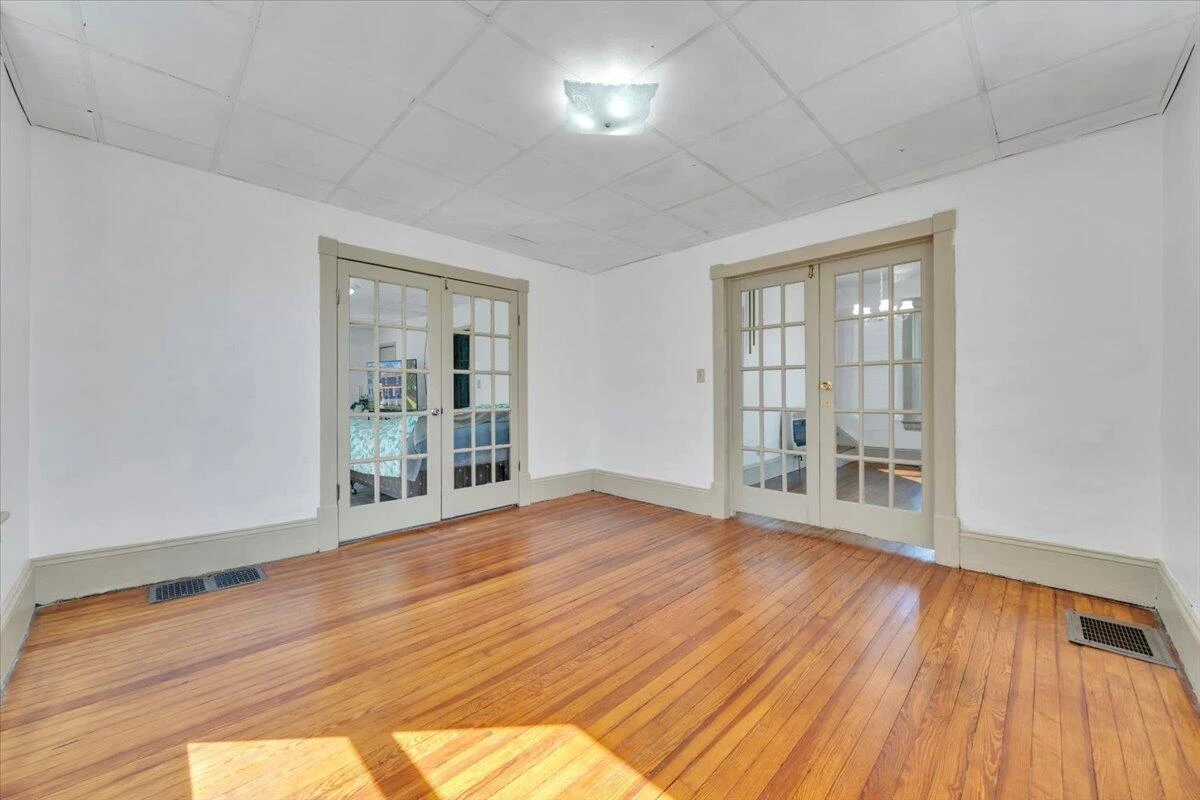 421 Jefferson AVE - Photo 13