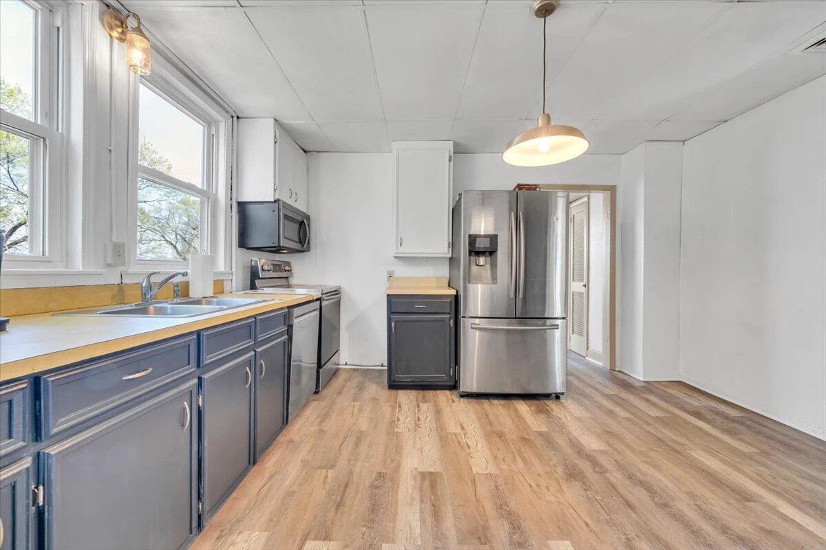 421 Jefferson AVE - Photo 17