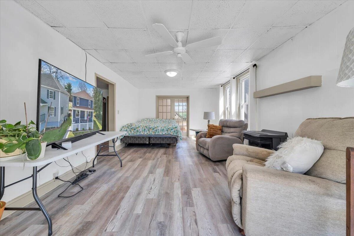 421 Jefferson AVE - Photo 22