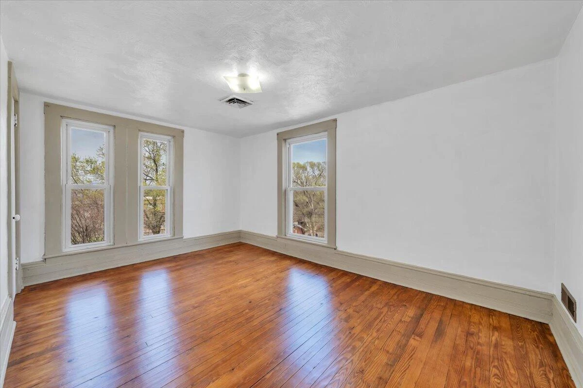 421 Jefferson AVE - Photo 26