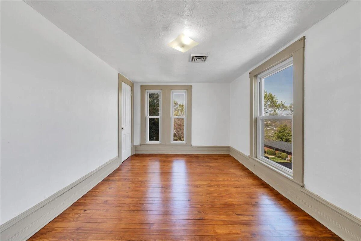 421 Jefferson AVE - Photo 27