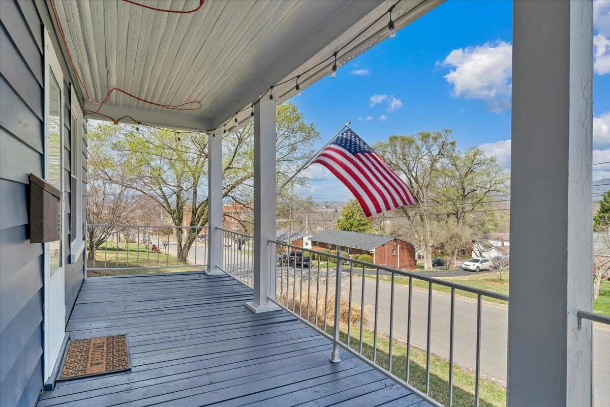 421 Jefferson AVE - Photo 3