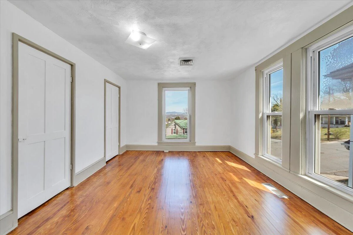 421 Jefferson AVE - Photo 31