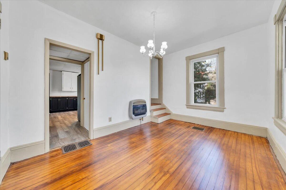 421 Jefferson AVE - Photo 6