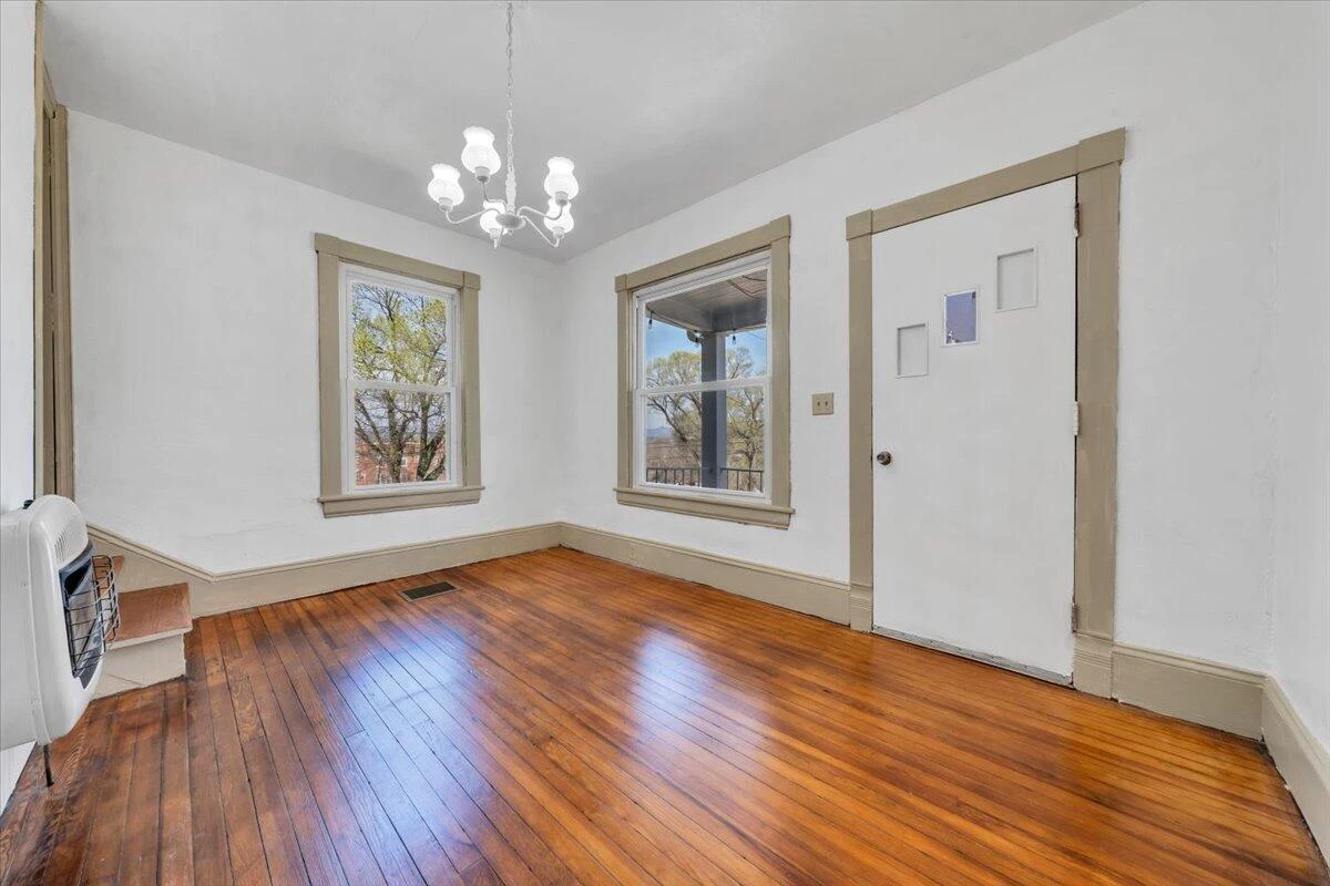 421 Jefferson AVE - Photo 8