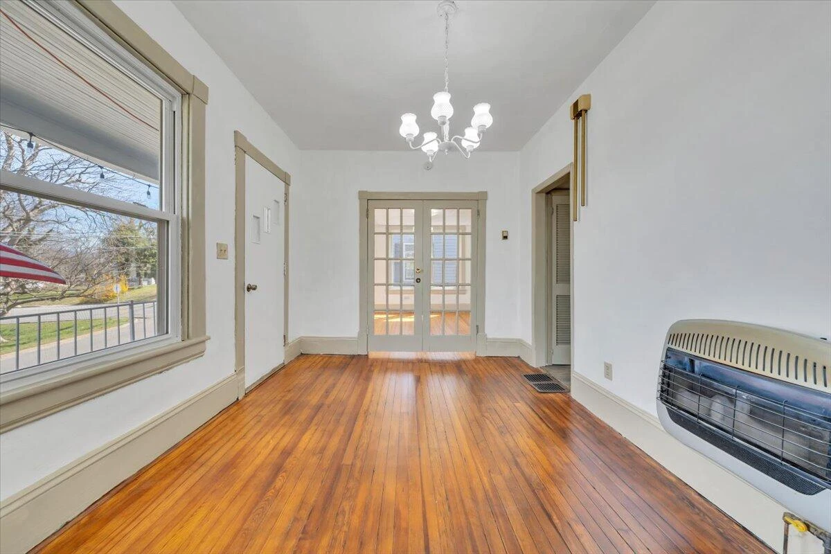 421 Jefferson AVE - Photo 9