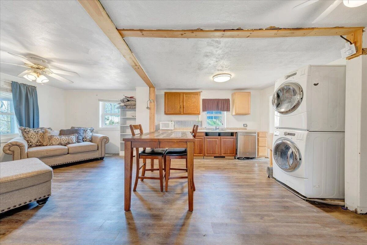 1433 Gladstone AVE SE - Photo 9