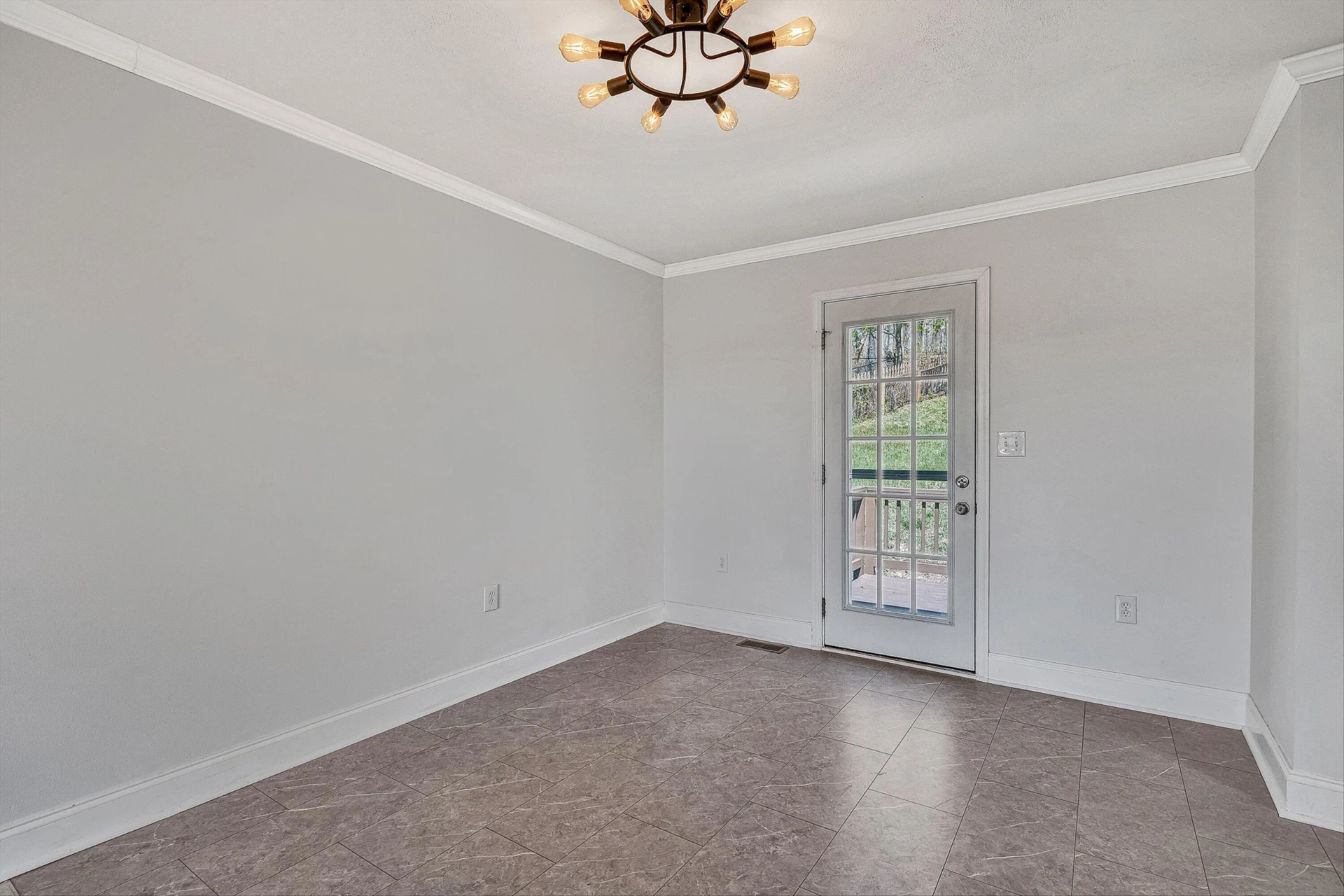 385 Tanglewood DR - Photo 9