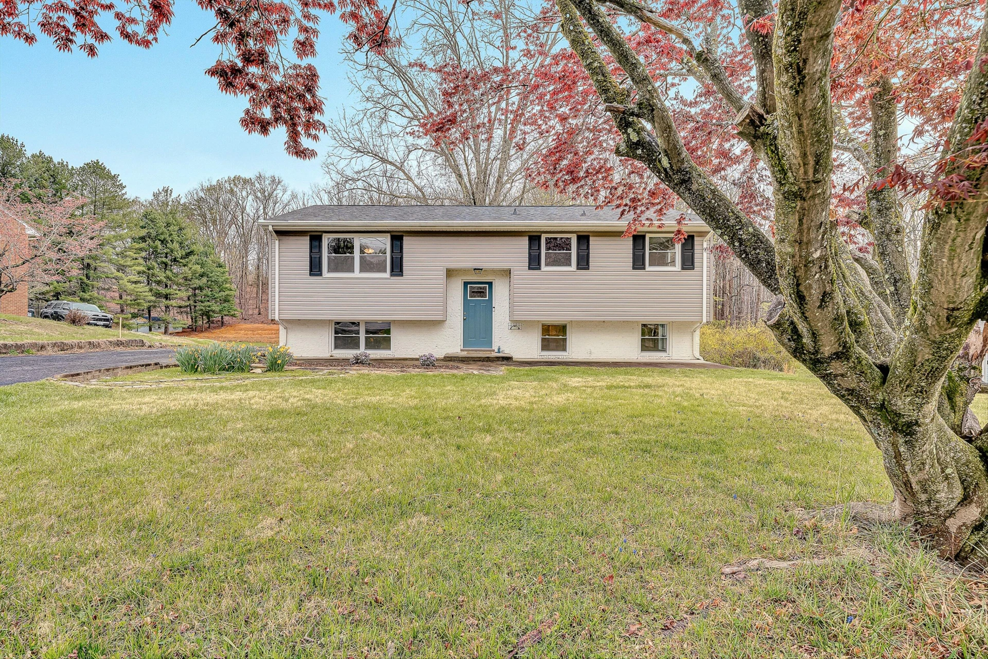 433 Dawnridge LN