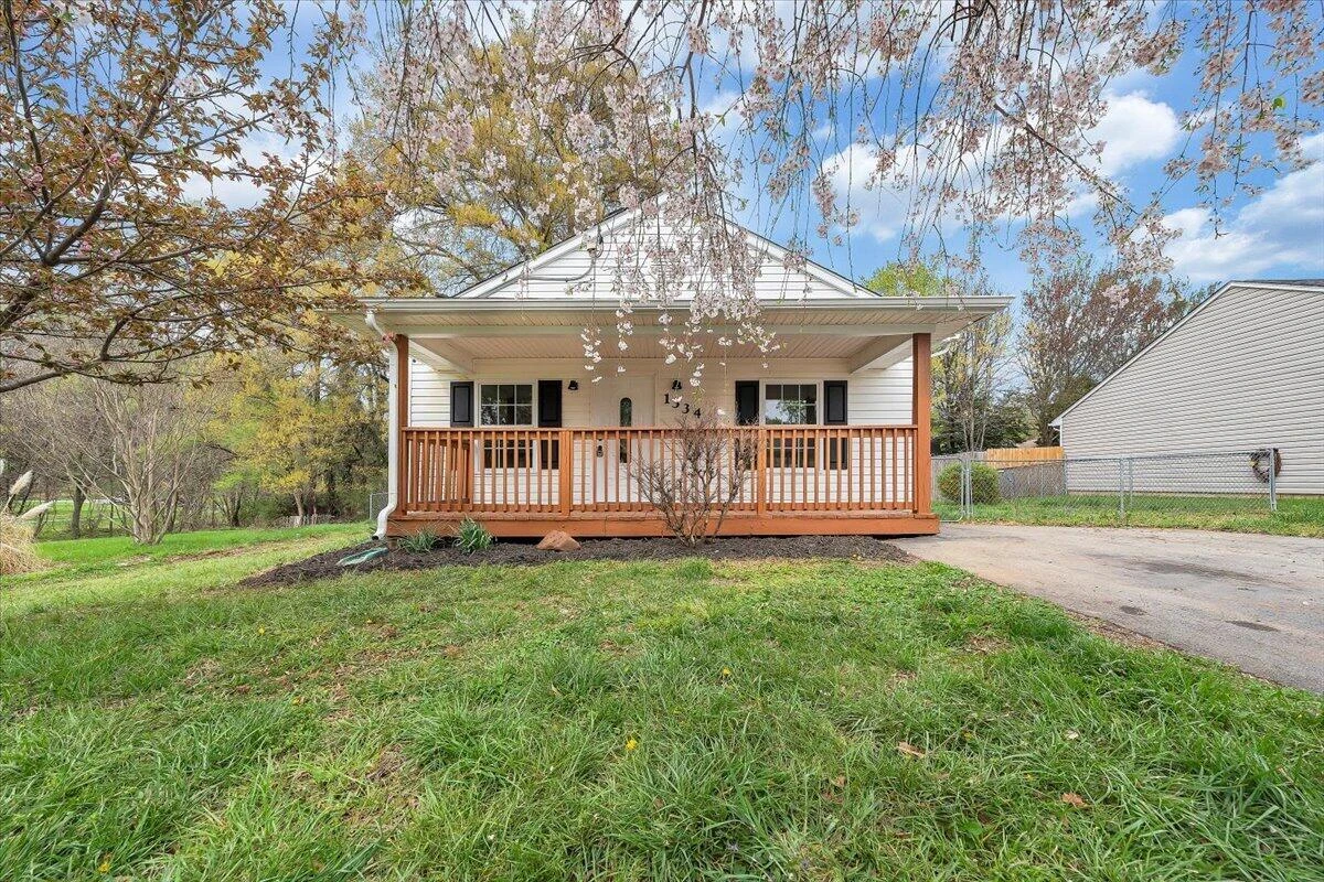 1334 Gillette AVE SE - Photo 2