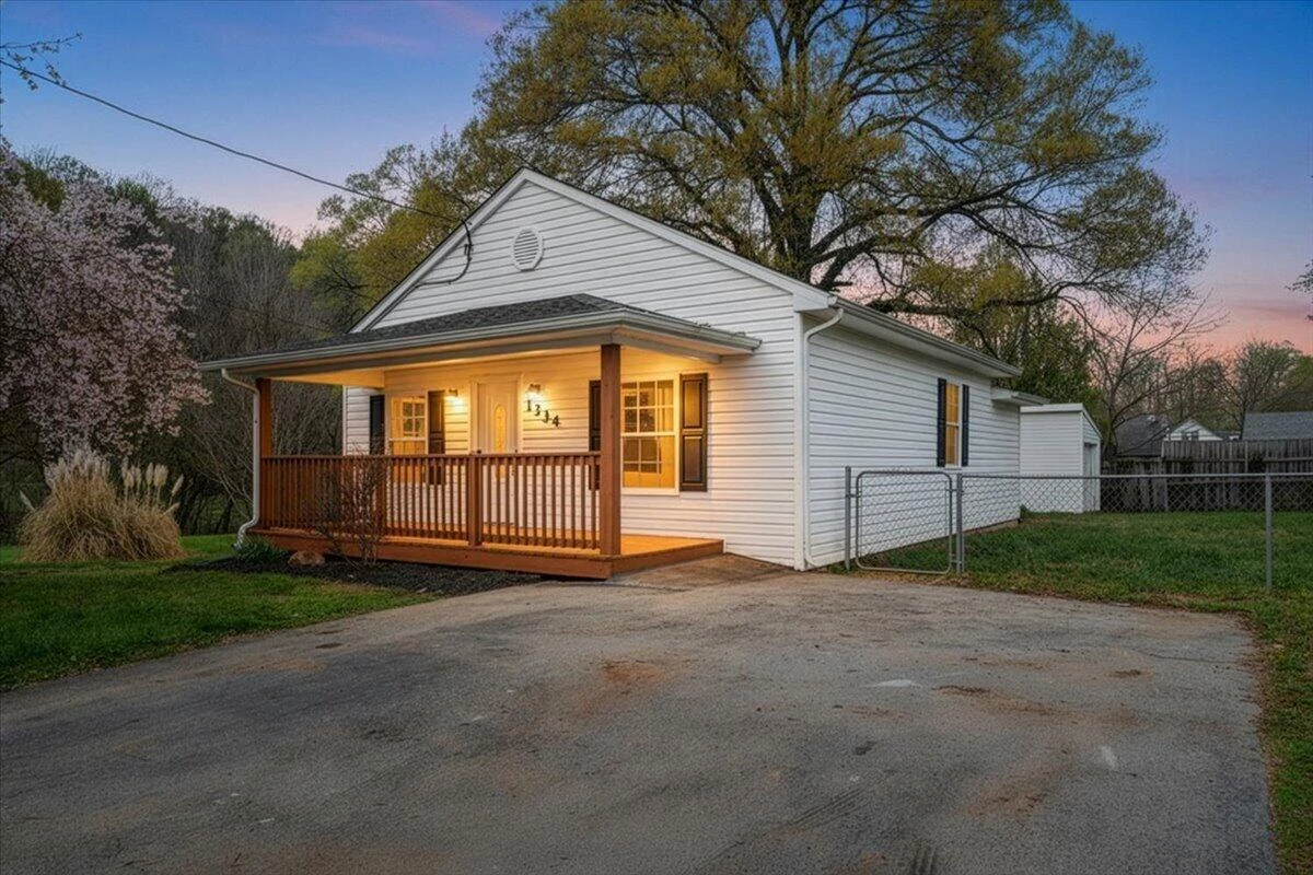1334 Gillette AVE SE - Photo 3
