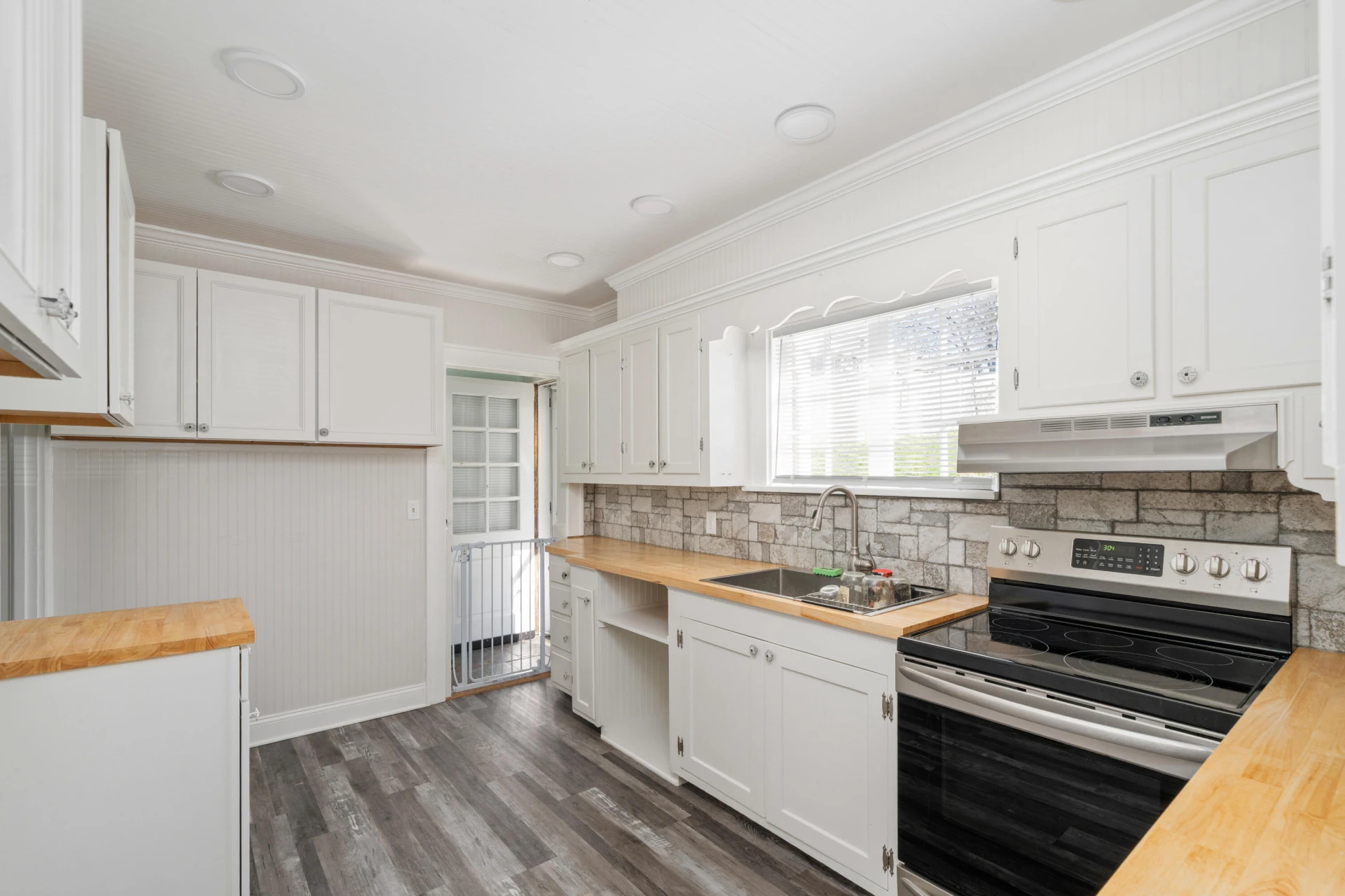 209 E Main ST - Photo 15