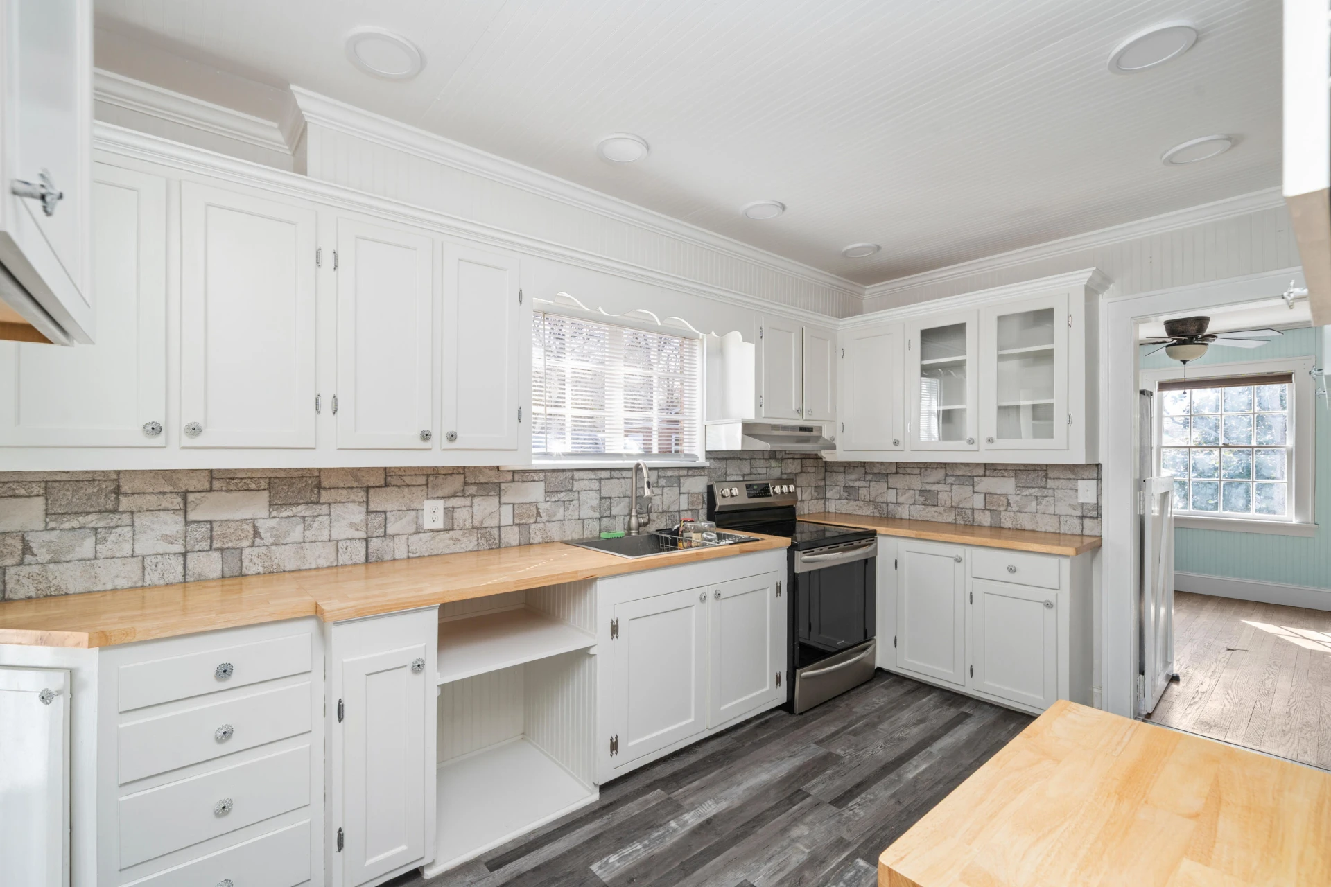 209 E Main ST - Photo 16