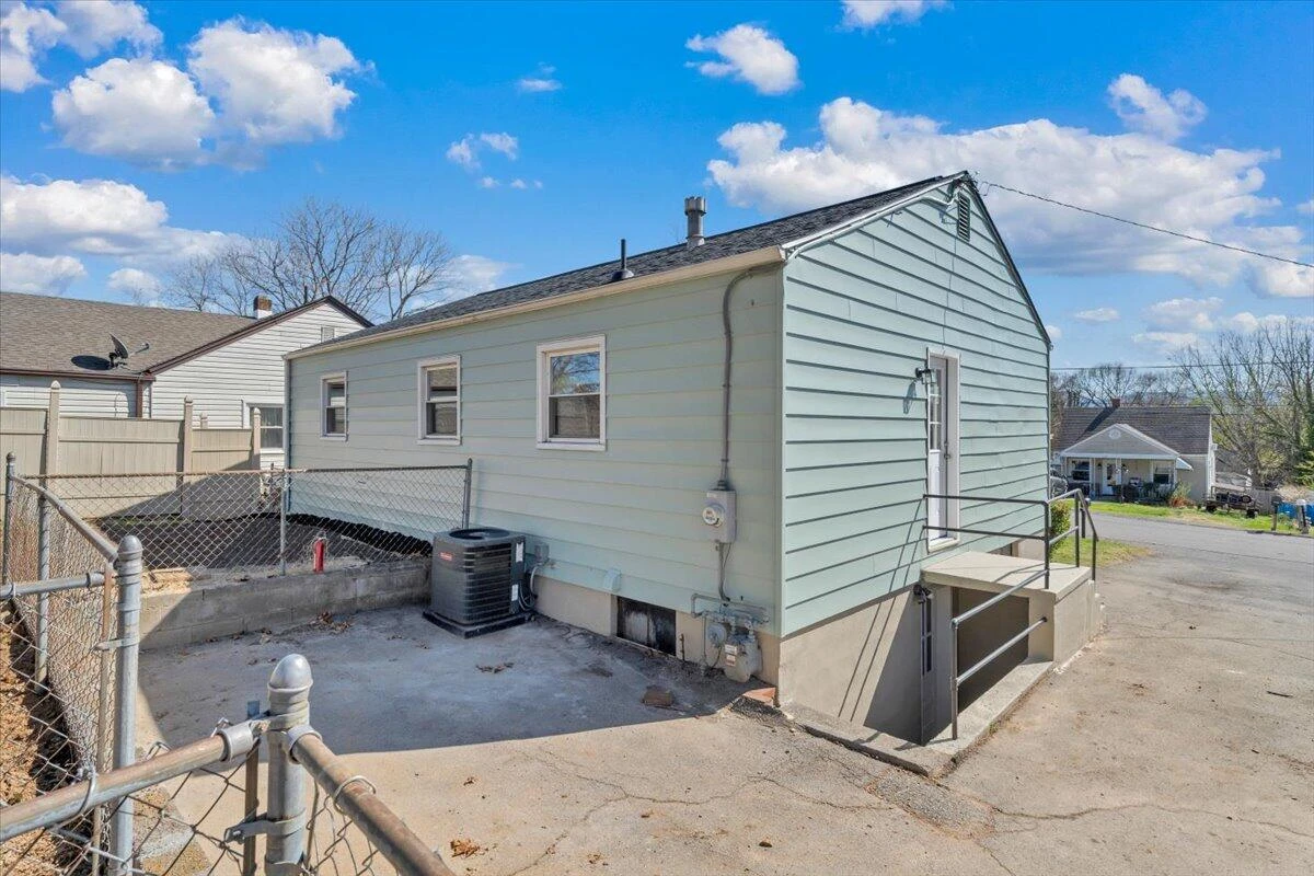 4117 Kentucky AVE NW - Photo 27