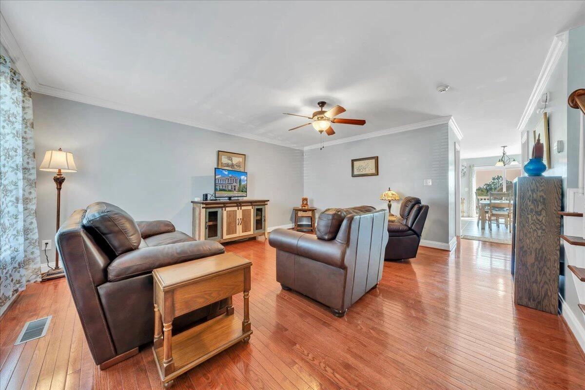 1049 Haymore DR - Photo 5