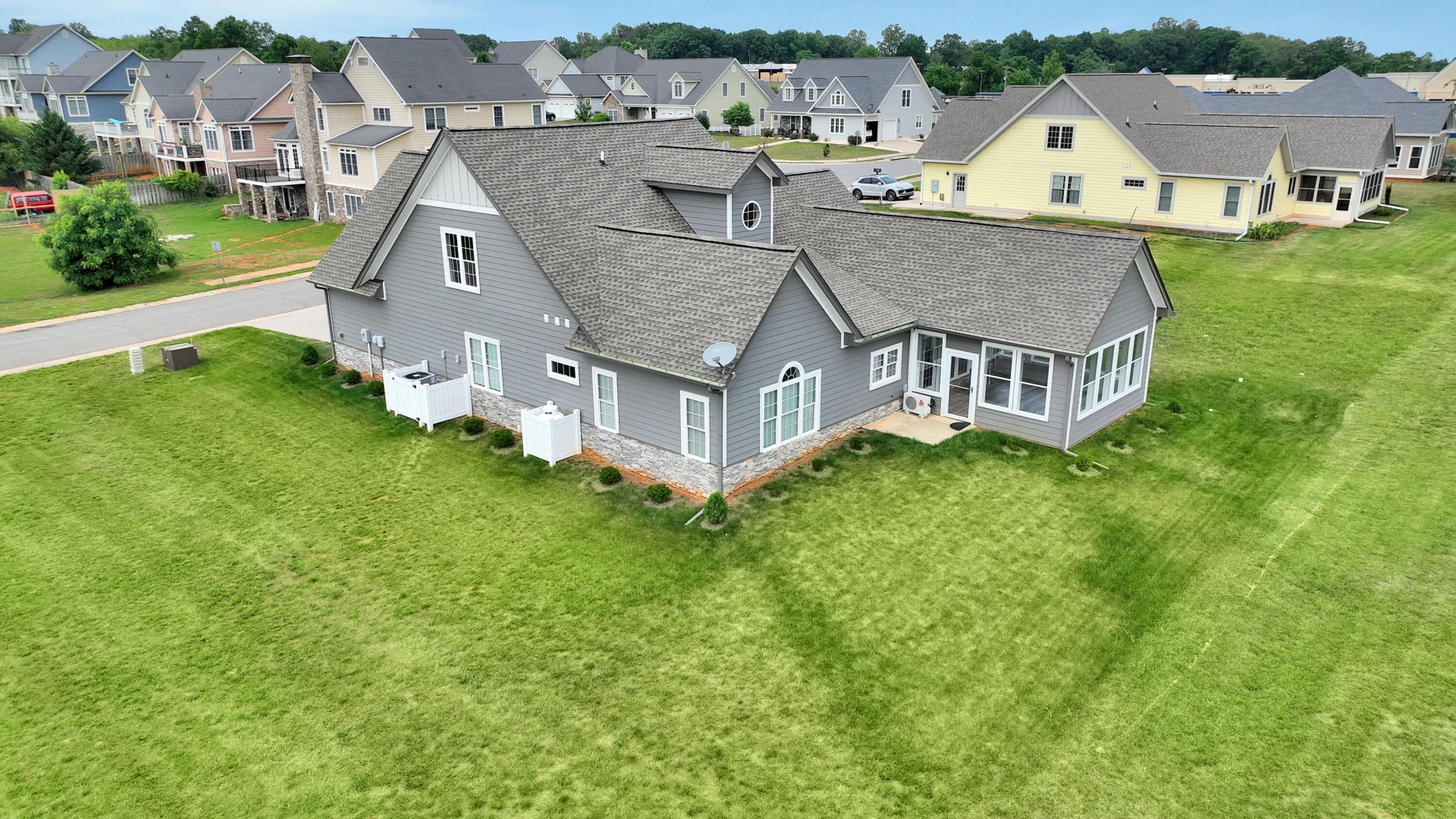 1058 Eagle Crest LN - Photo 2