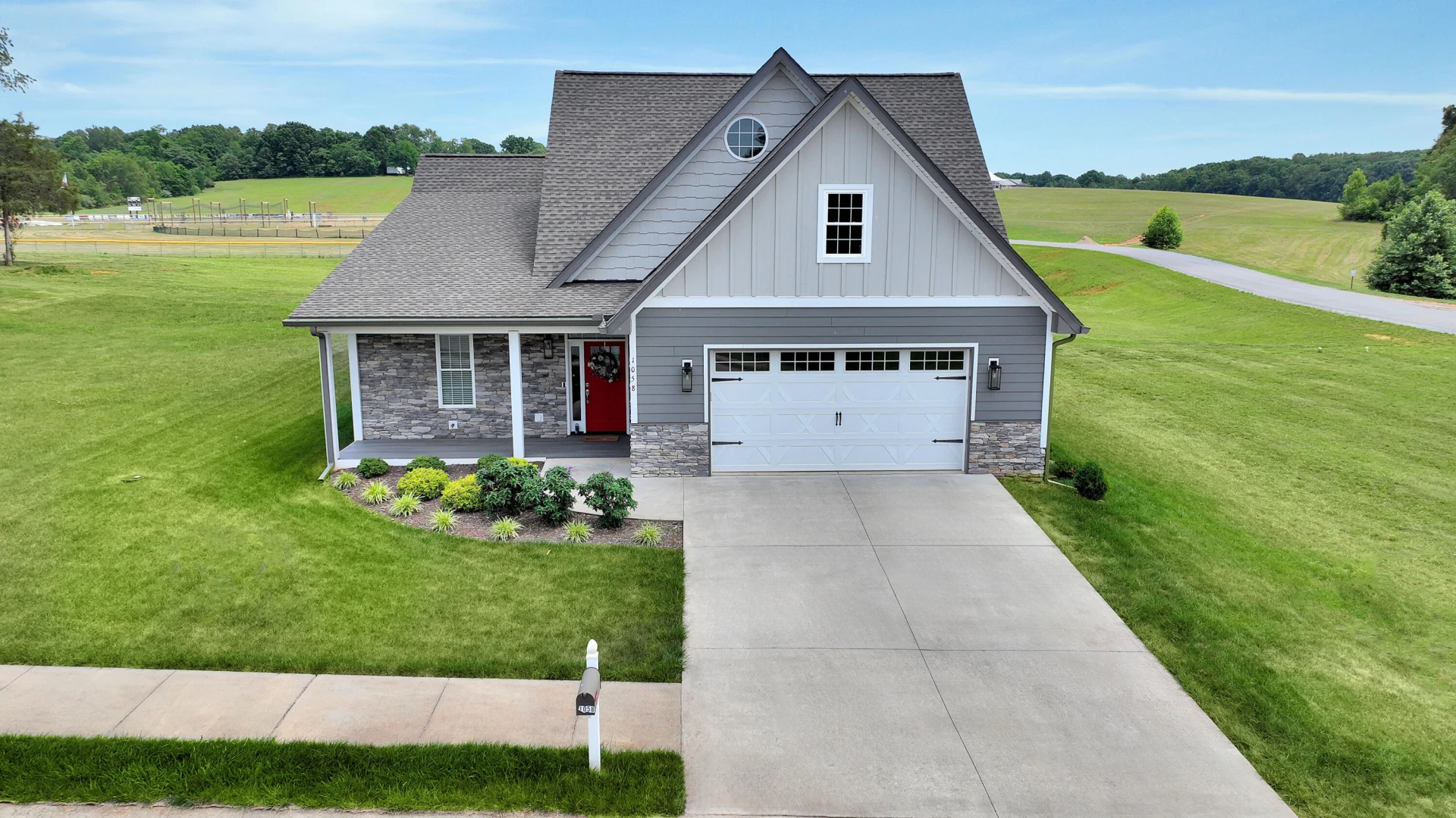 1058 Eagle Crest LN - Photo 3