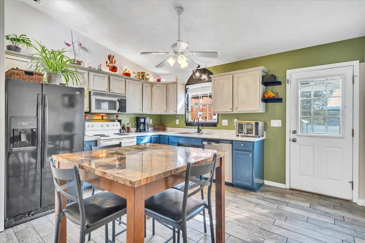 1697 Gordon AVE SE - Photo 11