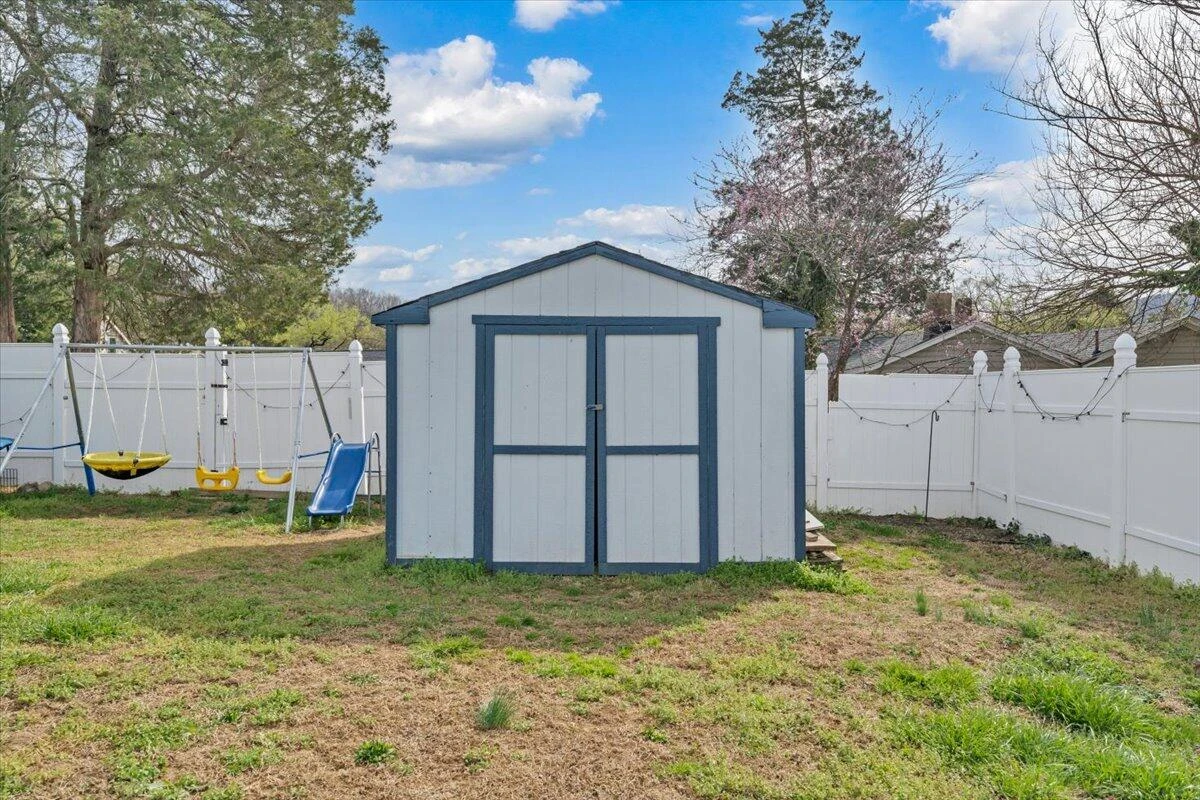1697 Gordon AVE SE - Photo 30
