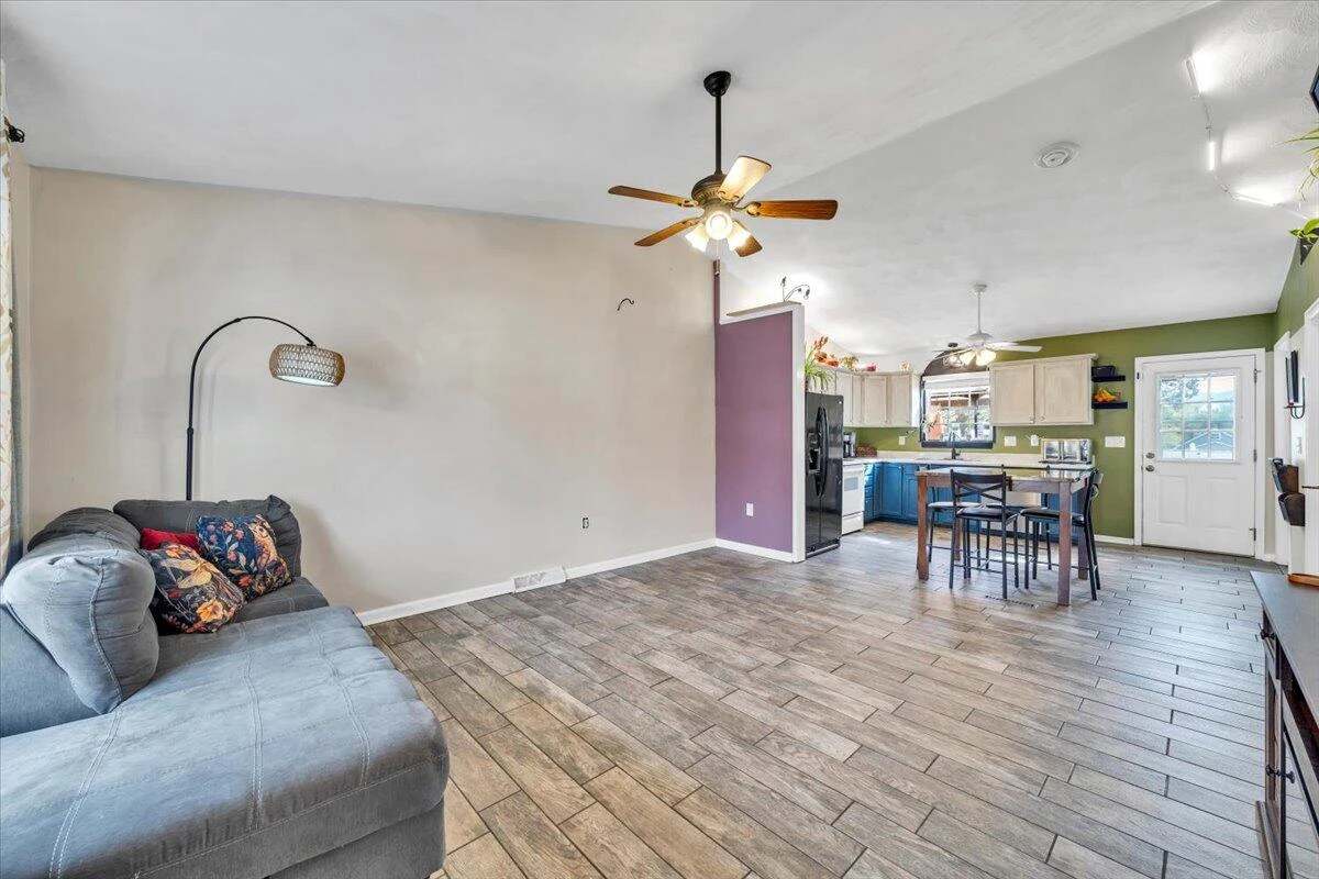1697 Gordon AVE SE - Photo 6