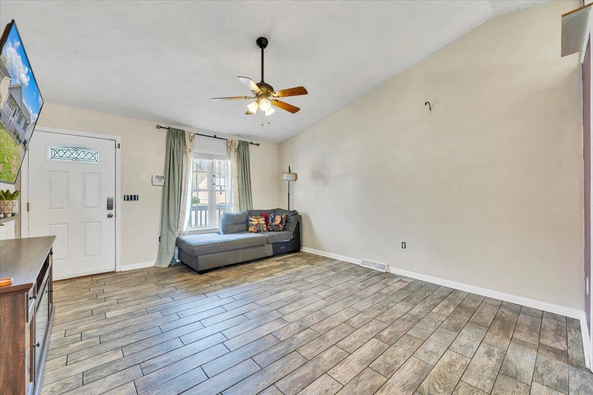 1697 Gordon AVE SE - Photo 7