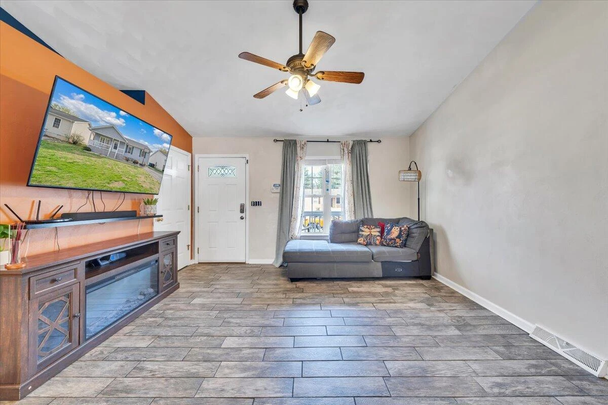 1697 Gordon AVE SE - Photo 8