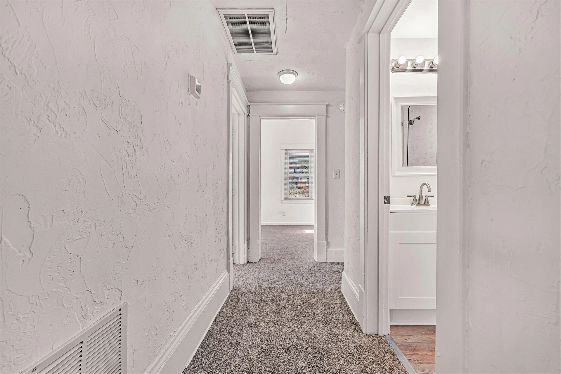 1001 Woodrow AVE SE - Photo 16