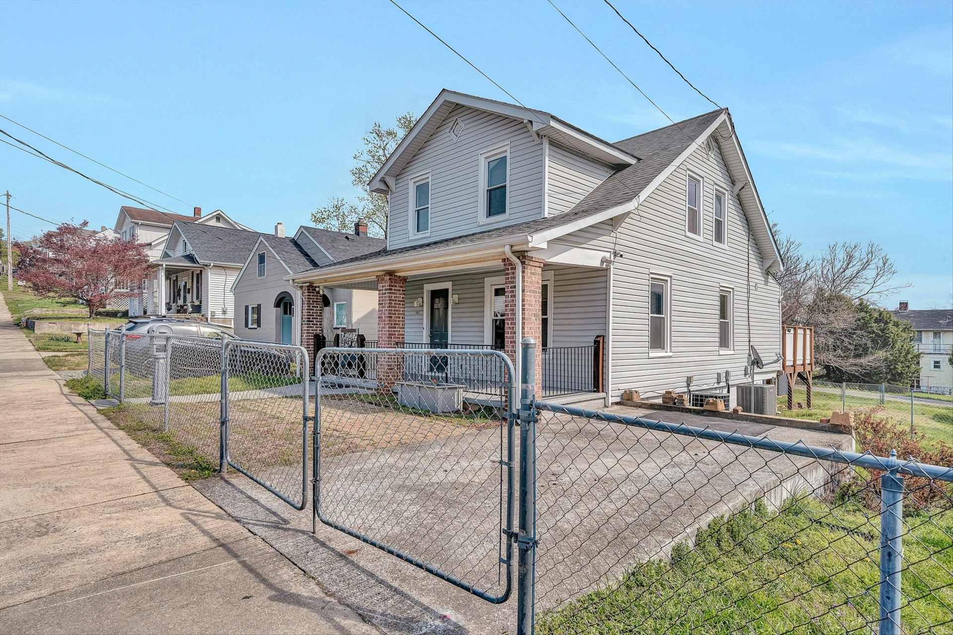 1001 Woodrow AVE SE - Photo 2