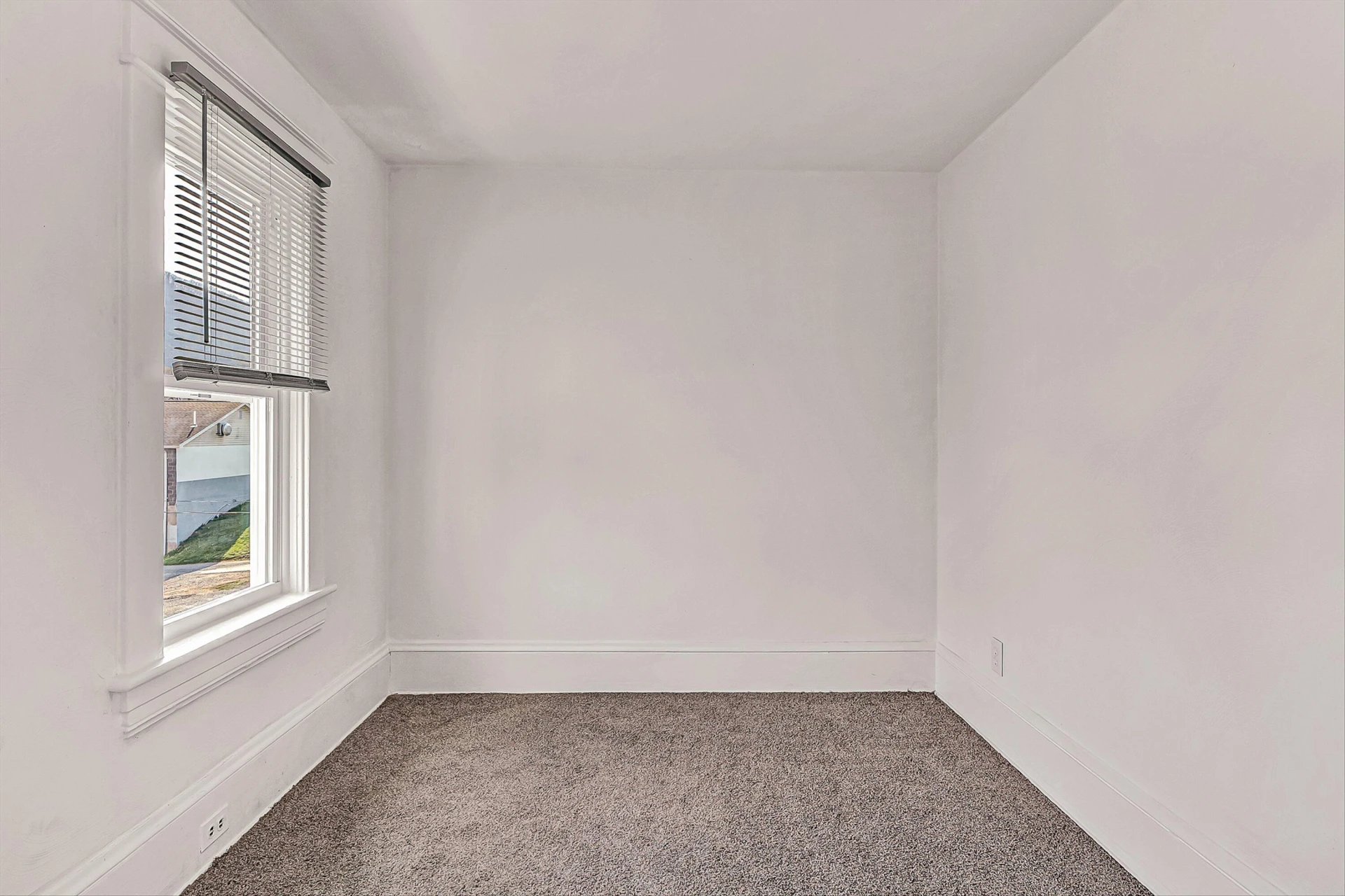 1001 Woodrow AVE SE - Photo 22